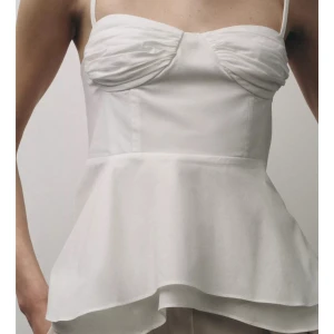 Vit topp Zara - Supersöt vit topp från Zara med  och tunna axelband. Aldrig andvänd, helt ny! Ingen defekt på toppen 💕orginal pris 399! Funkar som en S också