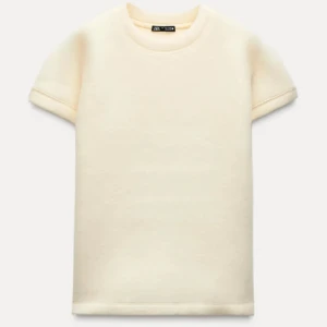 Zara topp - Säljer denna helt oanvända tröjan toppen i lite fin stickat material från Zara