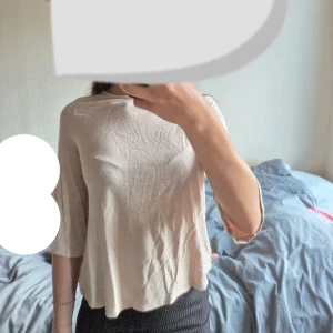 Beige blus från Lindex med trekvartsärm - Säljer en luftig beige blus från Lindex i storlek S. Toppen har trekvartsärmar, rund halsringning och ett lätt, flowy tyg som ger en avslappnad vibe. Perfekt att styla med jeans eller kjol för en chill look.