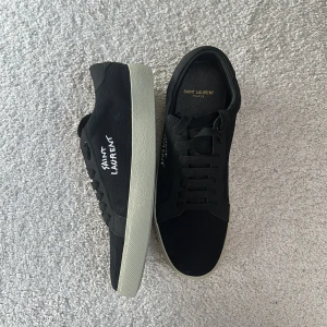 Saint Laurent skor ( kvitto finns ) - Saint Laurent skor, helt nya, Nypris: 7200kr, mitt pris:2899kr, inget og medkommer, lägg bud är öppen för alla eller köp direkt!! MVH//Hypetrends 