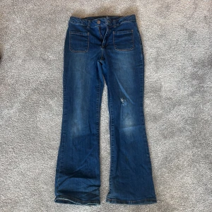 Blå bootcut jeans från LC Waikiki - Snygga blå jeans från LC Waikiki, en klädbutik i Turkiet. Med bootcut passform och  fickor på framsidan. Jeasen har ett hål på knät med framsidan. PS. De gör själva jeansen snyggare. 🥰
