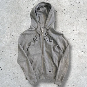 Grå Nike hoodie - Grå Nike hoodie i storlek M, riktigt stilig. Inga defekter på den och den är i bra skick. Hör av er vid frågor eller intresse, pris kan diskuteras!