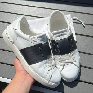 Valentino open - Sjukt fina. Skick 9/10 jättebra skick. Självklart äkta! Size 40,5! Dustbag ingår!