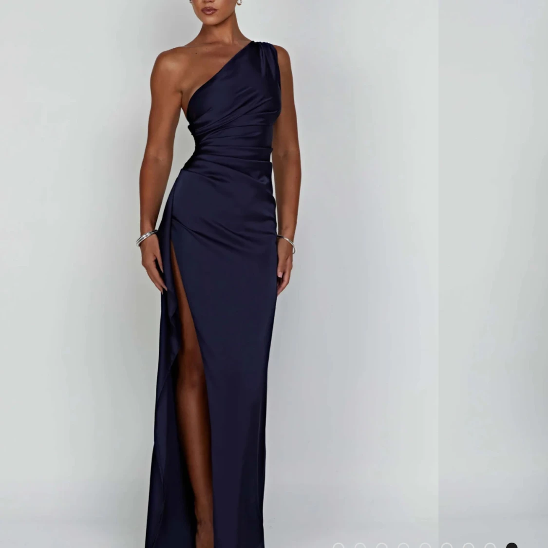 Marinblå långklänning med slits