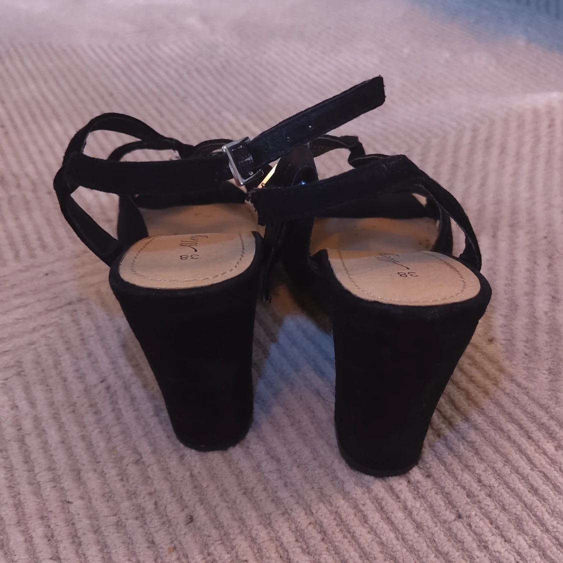 Svarta sandaler med klack från Alley - 1