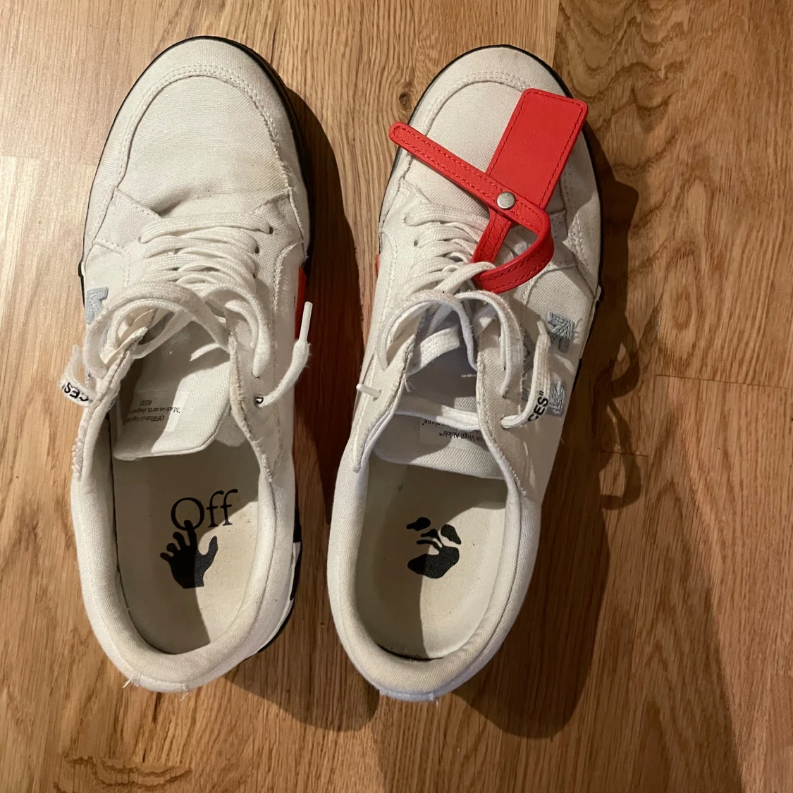 Off-White vita sneakers med ränder