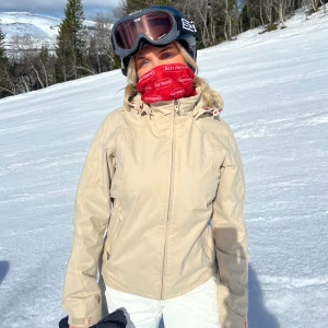 Beige skaljacka  - Skaljacka från icepeak som jag haft till skidåkning, vandring och bara allmänt jättenice, avtagbar luva, bra skick
