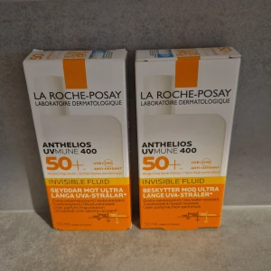 La Roche-Posay Anthelios UVmune 400 SPF50+ - Två förpackningar Anthelios UVmune 400 Invisible Fluid SPF50+ från La Roche-Posay. Solskyddet är parfymfritt, vatten- och svettresistent och ger mycket högt skydd mot både UVA- och UVB-strålar. Varje flaska innehåller 50 ml och är tillverkad i Frankrike.