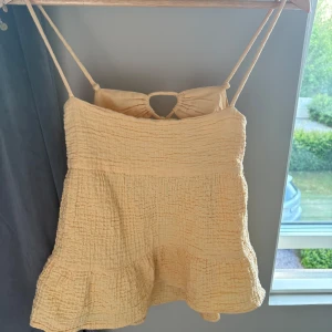Zara topp - Superfin gul topp från Zara , i storlek XS men passar bra på mig som brukar ha S☺️