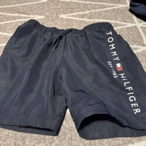 Timmy hillfigger badshorts - Säljer dessa snygga badshorts, helt oanvända, nytt skick, storlek 12-14, pris kan diskuteras