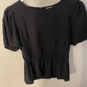 Svart blus med puffärm - 😇😇