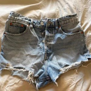 Zara shorts  - Superfina shorts från Zara som tyvärr inte passar längre storlek 38! Perfekt nu till sommarn och varmare grader 🌟🙌🏼