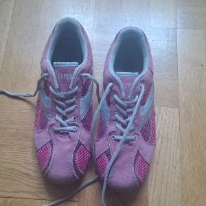 Rosa sneakers  - Rosa sneakers från Lemon med detaljer i silver och meshpaneler på sidorna. Skorna har snörning, platt sula och rund tå. Pris är diskuterbart 😊🩷