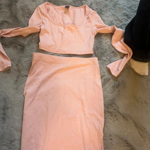 Ljusrosa ribbad kjol från SHEIN - Supersött ljusrosa sett från SHEIN i en tight och rak modell.