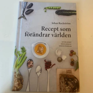 Recept som förändrar världen - En inspirerande kokbok med nästan 50 recept som är både goda och hållbara. Perfekt för dig som vill laga mat som är schysst mot både planeten och dig själv. Upptäck smarta tips och nya smaker som gör skillnad – både för miljön och din hälsa.
