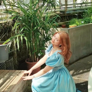 Ljusblå långklänning med puffärm - Drömmig ljusblå långklänning med puffiga kortärmar och markerad midja. Klänningen har en elegant, romantisk siluett och är tillverkad i ett glansigt material som ger en lyxig känsla. Perfekt för dig som vill sticka ut med en sagolik look. Handsydd, kom med bud