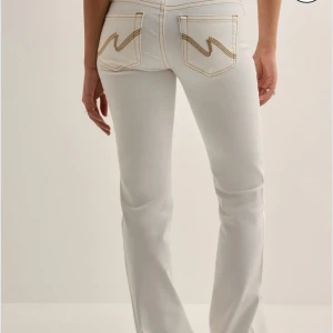 Nelly jeans  - Superfina vita jeans från Nelly i strl 38. Endast använda ett fåtal gånger💕