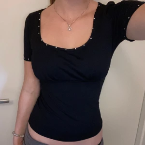 Y2k topp - Säljer denna y2k toppen som jag hittat second hand från märket nyk. Retro. Inga paljetter saknas. Stretchigt material. Eftersom stretchig så passar den nog många, xs, s och lite över s också tror jag (min uppfattning) men står strl S. Jättefint skick.