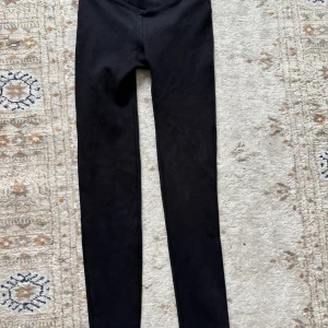 Svarta shaping-leggings från Calzedonia - Svarta shaping-leggings från Calzedonia, modell Total Shaper. Hög midja med V-formad linning som ger snygg siluett. Stretchigt material som sitter tight och formar kroppen. Perfekta till både oversized hoodies och crop tops.