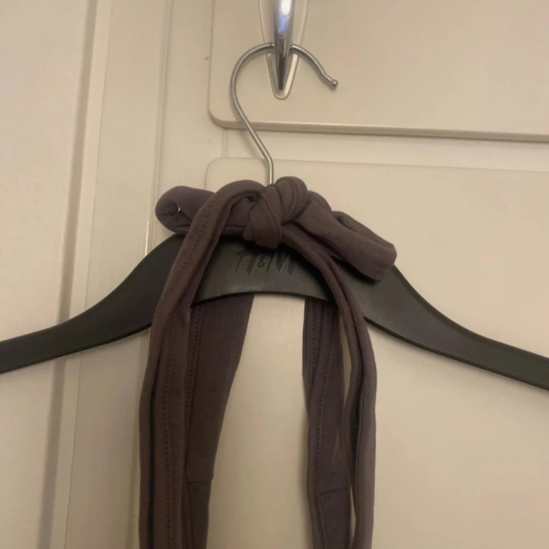 Grå halterneck topp med hjärtdetalj - 3