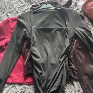 Svart långärmad kortklänning - En ny svart tröja den är skit fin den har sån lite öppna händer där nere den modellen den pasaar jättefint på kroppen .