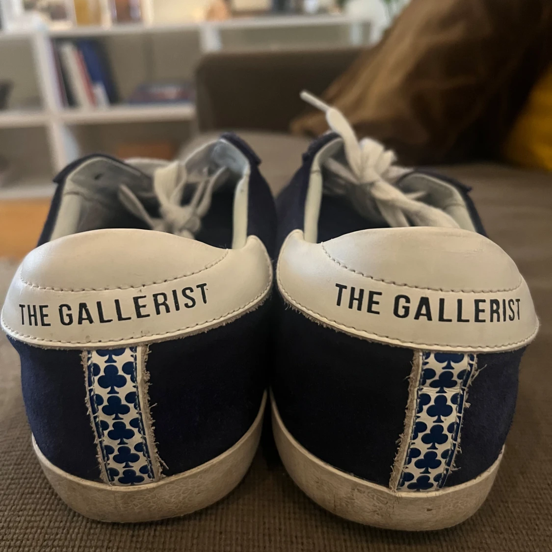 Blå-vita sneakers från The Gallerist