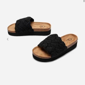 Svarta sandaler med flätad ovandel - Snygga svarta sandaler från Skopunkten med bred, flätad ovandel i stickat material. Använda ett par gånger, väldigt fint skick. Köpta för 399kr 💞