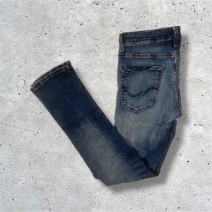 Jack & Jones jeans glenn - Säljer dessa feta Jack & Jones jeans i stl W30 L32. Jeansen är i mycket bra skick utan några defekter. Modellen är Slim/Glenn och är slim fit. Skriv till mig vid frågor, pris kan diskuteras vid snabb affär.
