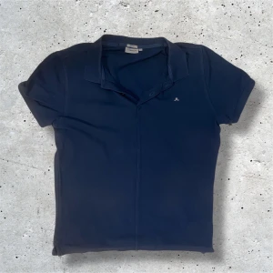 J Lindberg piké - Säljer denna marinblå pikén från J Lindeberg. Tröjan kommer i stl M och är slim fit, utan några defekter. Skriv till mig vid intresse, pris kan diskuteras 🤝