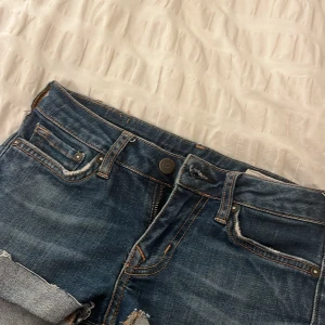 jeans shorts  - säljer ett par jeans shorts som jag själv klippt. de är lite konstigt sydda av mig men om man inte vill ha kanten längst ner så kan jag, eller du som köper klippa av den! skriv för mått