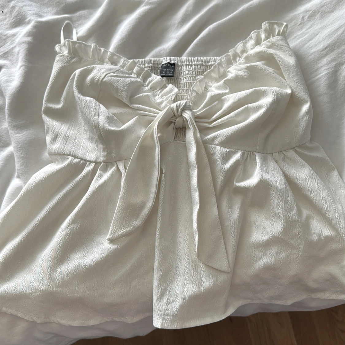 Vit linnetopp med rosett från SHEIN