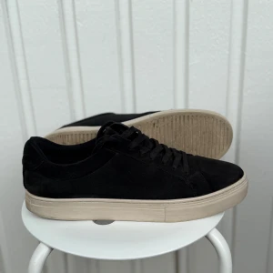 Vagabond skor - Svarta Vagabond-sneakers, strl 45 – fint skick! Stilrena och bekväma sneakers från Vagabond i storlek 45. Använda sparsamt och i mycket gott skick – ovandelen är fräsch samt sulorna. Passar både till vardags och till en mer uppklädd stil.  Nypris ca 1 400 kr – mitt pris: 750 kr. Priset kan diskuteras vid snabb affär.  Kan mötas upp i Stockholmeller skickas mot fraktkostnad.