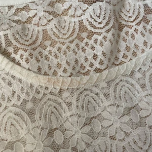 Vit långärmad spetsblus - Superfin vit långärmad blus i spets med blommigt mönster. Tunn och genombruten design som ger en romantisk vibe. Perfekt att styla med jeans eller kjol för en trendig look. Liten sminkfläck som syns på bild 2 men inget man tänker på så mycket💞