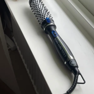 Björn Axén Tools varmluftsborste - En svart och silver varmluftsborste från Björn Axén Tools med blå detaljer. Borsten har keramisk och turmalinbeläggning och är rund med täta borststrån. Perfekt för att styla och ge volym till håret. Elektrisk med sladd och EU-kontakt. 30 MM. Mycket fint skick 💓💓 Nypris: 799kr!