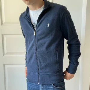 Ralph Lauren Zip up - Väldigt nice material, känns annorlunda från en vanlig zip up. Storlek M/M. Inga defekter. Modellen är 180,75 kg. 