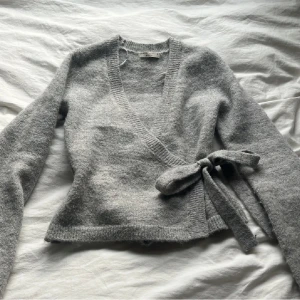 Gina tricot grå omlottskofta - Superfin och eftertraktad omlotskofta ifrån Gina tricot i storlek xs , säljer då den aldrig kommer till användning 🤗