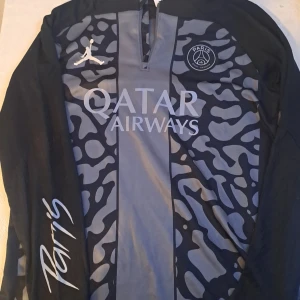 PSG x Jordan långärmad fotbollströja M - .🔥 PSG träningsjacka – nästan ny! 🔥 Färg: Svart & grå Storlek: Medium Riktigt bekväm och stilren – perfekt både till träning och till vardags. Bara använd 2 gånger, i toppskick!  💸 Priset du ser är det jag betalade – men vi kan snacka om det. Har du en bra anledning, kan jag kanske sänka priset lite.  Hör av dig om du är intresserad! ⚽️🖤  