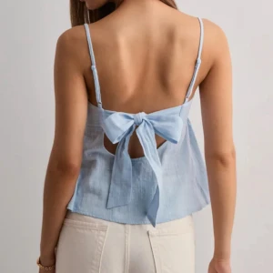 Ljusblå linnetopp  - Köpt från Nelly, helt ny bara testad. storlek 36. säljes då den var fel storlek o hann ej skicka tillbaka. Köpt för 249 kr!