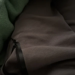 Bruna mjukisbyxor med dragkedja - Mysiga bruna mjukisbyxor i mjukt material med dragkedja vid fickan. Perfekta för chill dagar hemma eller när du vill vara extra bekväm. Snygg och enkel design som passar till det mesta.