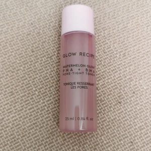 Glow Recipe Watermelon Glow Toner - Glow Recipe Watermelon Glow PHA + BHA Toner i en söt rosa plastflaska på 25 ml. Tonern har en fräsch vattenmelon-doft och är perfekt för att ge huden lyster och minimera porer. Smidig att ta med i väskan och superenkel att använda i din hudvårdsrutin. Helt ny