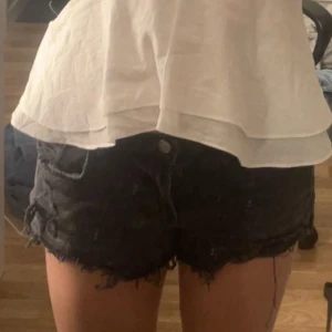  jeansshorts - Snygga svarta jeansshorts med låg midja. Stolek 34