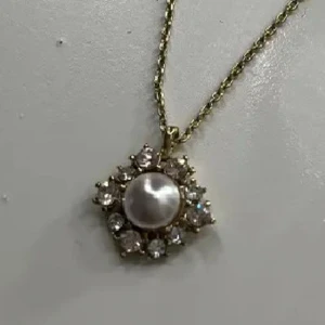 Guldhalsband med pärla och stenar från Glitter (Lily&Rose) - Ett elegant halsband, köpt från glitter för cirka 350kr. Endast använd ett par gånger. (inga defekter) Pris kan alltid diskuteras 💓