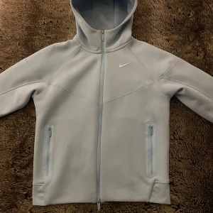 Nike Nocta  - Snygg ljus blå hoodie från Nike Nocta i storlek M men passar även S, Den är i helt perfekt skick alltså ingen tecken på användning, Hoodien är i Nocta material som är väll gillat bland många. Pris kan diskuteras så tveka inte och kontakta vid intresse👌