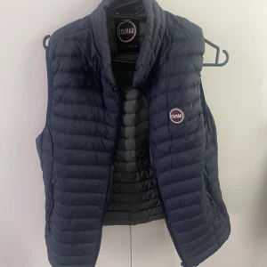 Colmar Väst - En riktigt fräsch väst från colmar, helt perfekt skick och perfekt till dig som vill vara snygg när det är lite svalt ute. Orginalpris är 1700, mitt pris är 800. Hör av er för fler frågor!