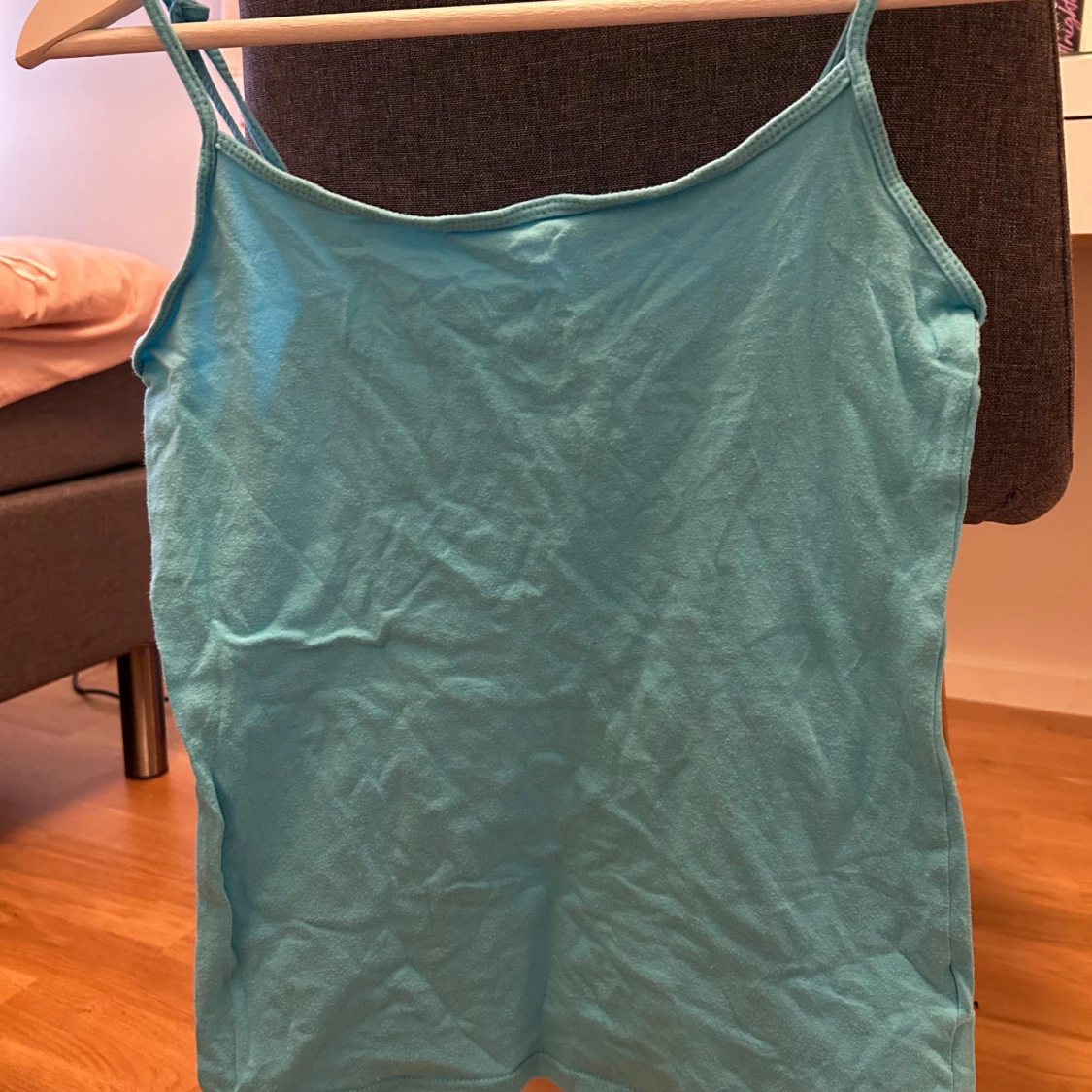 Turkos linnetopp med smala axelband