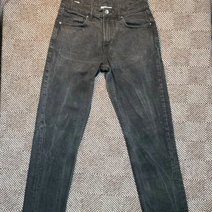 Svarta Vailent jeans - Svarta jeans från Carlings | Regular fit | W30 L32 | Sköna vårbyxor | Gott skick | Pris: 329 kr
