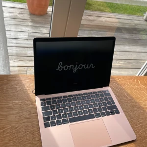 MacBook Air (Retina-skärm, 13 tum, 2018) - Säljer nu min gamla MacBook som inte kommer till användning längre eftersom jag köpt ny. Den har några skavanker här och där såsom att bandet på sidan lossnat lite (se bild) men också att vissa av tangenterna bråkar lite. Förutom det är den mycket sparsamt använd och i bra skick! Pågrund av detta säljer jag den därför för ca 3300kr istället för 4000kr såsom många andra datorer av samma modell går för. Låda och sladd följer med. Skriv gärna med frågor eller funderingar så svarar jag på allt jag k