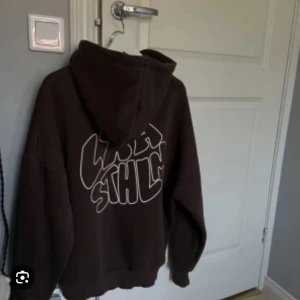 Brun hoodie från lxa  - Knappt använd det som ny ut. Skickar fler bilder på förfrågan. 