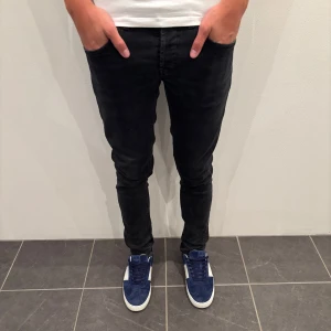 Dondup Jeans George  - Dondup Jeans George! Trendigaste jeansen på marknaden.  Skick= 9,5/10 Ny pris= 4000 kr Säljs för= 750 kr 