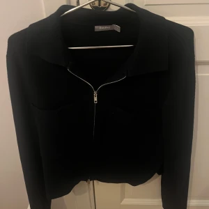 Marinblå kofta med dragkedja - Marinblå kofta från Åhléns i storlek S. Koftan har två fickor framtill och dragkedja. I bra skick! 